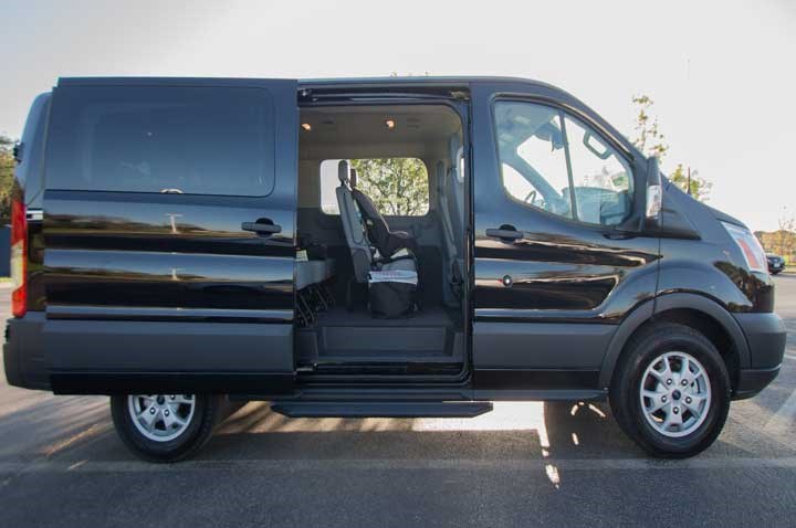 Svart minibuss med öppen skjutdörr